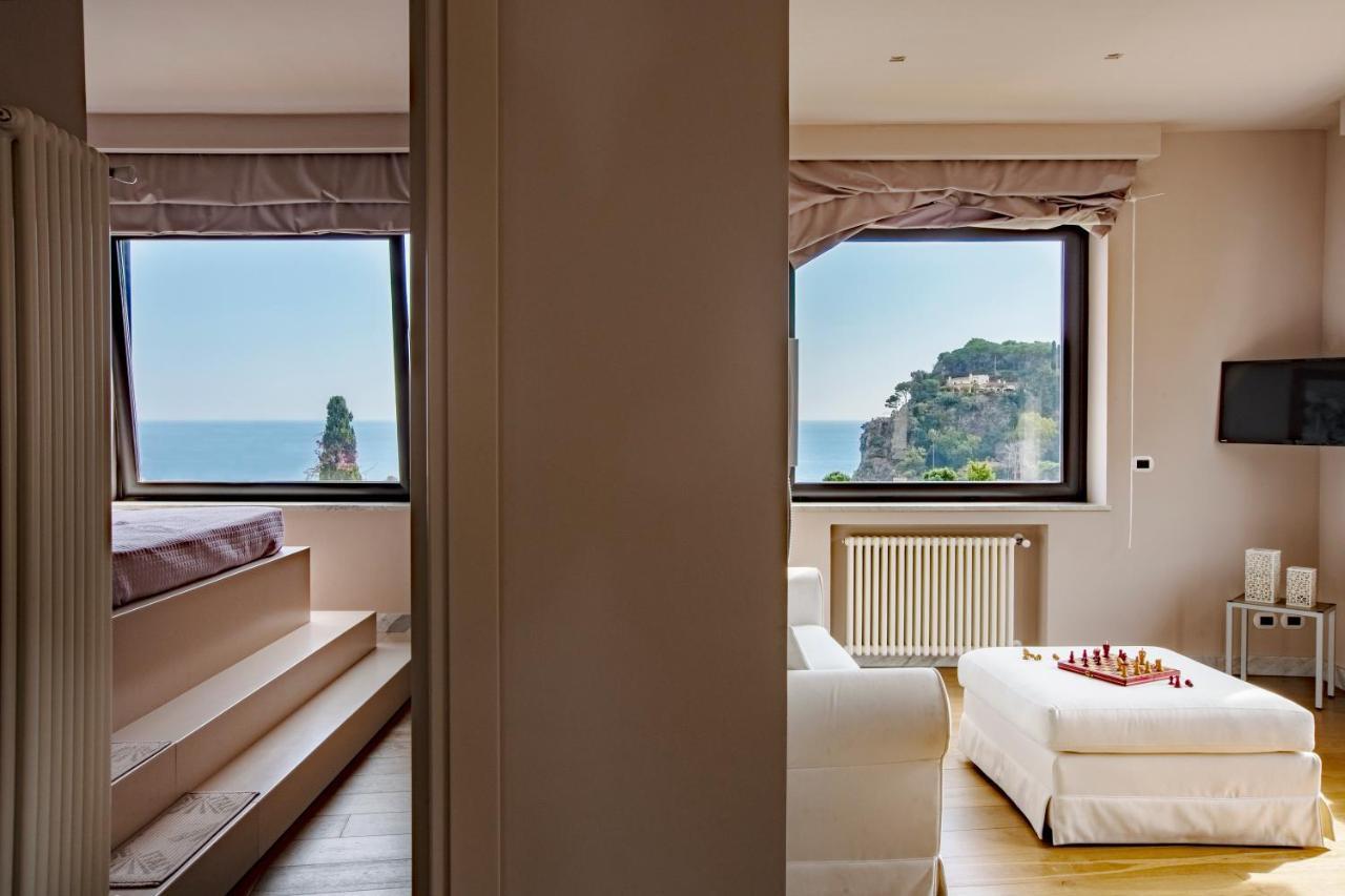Fenetre Sur Le Blue Lägenhet Taormina Exteriör bild