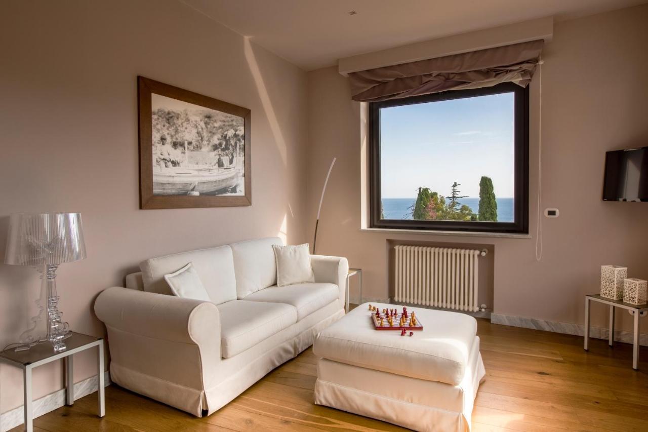 Fenetre Sur Le Blue Lägenhet Taormina Exteriör bild